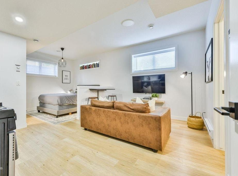 Stay at Esther downtown close to Everything!